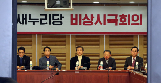 비상시국위 전체회의      (서울=연합뉴스) 배재만 기자 = 새누리당 김무성 전 대표 등이 4일 오후 국회 의원회관에서 열린 비상시국위원회 전체회의를 열고 있다. 2016.12.4      scoop@yna.co.kr  (끝)